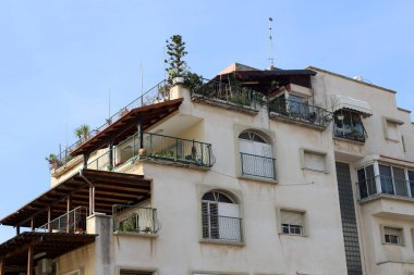 Pencere ve balkon - İsrail 'de modern inşaatın mimari bir ayrıntısı. İsrail 'in büyük bir şehrinde şehir fotoğrafçılığı 