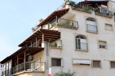 Pencere ve balkon - İsrail 'de modern inşaatın mimari bir ayrıntısı. İsrail 'in büyük bir şehrinde şehir fotoğrafçılığı 