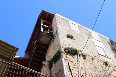 Pencere ve balkon - İsrail 'de modern inşaatın mimari bir ayrıntısı. İsrail 'in büyük bir şehrinde şehir fotoğrafçılığı 