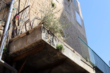 Pencere ve balkon - İsrail 'de modern inşaatın mimari bir ayrıntısı. İsrail 'in büyük bir şehrinde şehir fotoğrafçılığı 