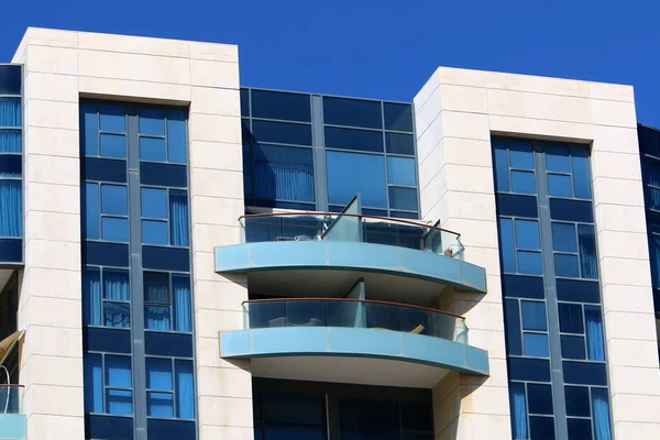 窗户和阳台 以色列现代建筑的建筑细节 以色列一个大城市的城市摄影 — 图库照片