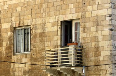 Pencere ve balkon - İsrail 'de modern inşaatın mimari bir ayrıntısı. İsrail 'in büyük bir şehrinde şehir fotoğrafçılığı 