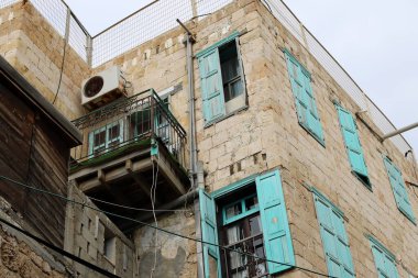 Pencere ve balkon - İsrail 'de modern inşaatın mimari bir ayrıntısı. İsrail 'in büyük bir şehrinde şehir fotoğrafçılığı 