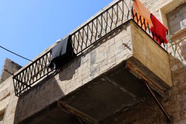 Pencere ve balkon - İsrail 'de modern inşaatın mimari bir ayrıntısı. İsrail 'in büyük bir şehrinde şehir fotoğrafçılığı 