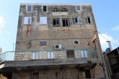 Pencere ve balkon - İsrail 'de modern inşaatın mimari bir ayrıntısı. İsrail 'in büyük bir şehrinde şehir fotoğrafçılığı 