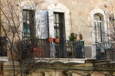 Pencere ve balkon - İsrail 'de modern inşaatın mimari bir ayrıntısı. İsrail 'in büyük bir şehrinde şehir fotoğrafçılığı 