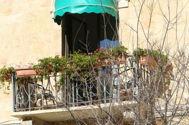 Pencere ve balkon - İsrail 'de modern inşaatın mimari bir ayrıntısı. İsrail 'in büyük bir şehrinde şehir fotoğrafçılığı 