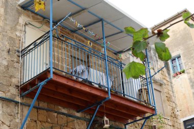 Pencere ve balkon - İsrail 'de modern inşaatın mimari bir ayrıntısı. İsrail 'in büyük bir şehrinde şehir fotoğrafçılığı 