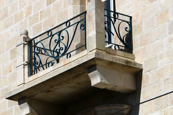 窓とバルコニー イスラエルの近代建築の建築の詳細 イスラエルの大都市での都市写真 — ストック写真