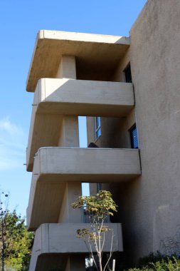 Pencere ve balkon - İsrail 'de modern inşaatın mimari bir ayrıntısı. İsrail 'in büyük bir şehrinde şehir fotoğrafçılığı 