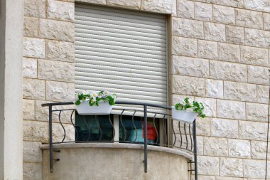 Pencere ve balkon - İsrail 'de modern inşaatın mimari bir ayrıntısı. İsrail 'in büyük bir şehrinde şehir fotoğrafçılığı 