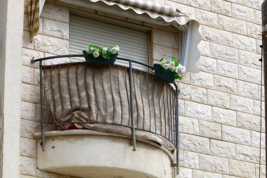 Pencere ve balkon - İsrail 'de modern inşaatın mimari bir ayrıntısı. İsrail 'in büyük bir şehrinde şehir fotoğrafçılığı 
