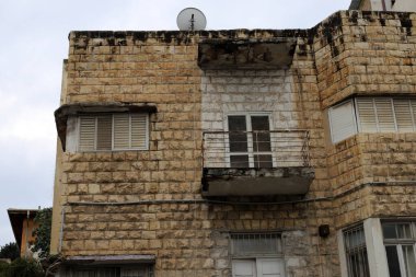Pencere ve balkon - İsrail 'de modern inşaatın mimari bir ayrıntısı. İsrail 'in büyük bir şehrinde şehir fotoğrafçılığı 