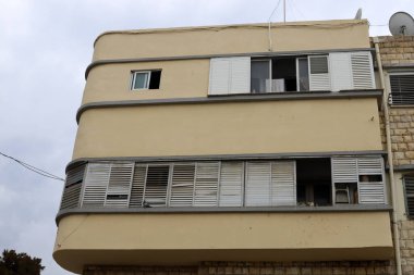 Pencere ve balkon - İsrail 'de modern inşaatın mimari bir ayrıntısı. İsrail 'in büyük bir şehrinde şehir fotoğrafçılığı 