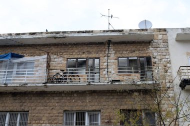 Pencere ve balkon - İsrail 'de modern inşaatın mimari bir ayrıntısı. İsrail 'in büyük bir şehrinde şehir fotoğrafçılığı 