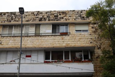 Pencere ve balkon - İsrail 'de modern inşaatın mimari bir ayrıntısı. İsrail 'in büyük bir şehrinde şehir fotoğrafçılığı 