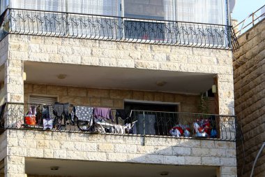 Pencere ve balkon - İsrail 'de modern inşaatın mimari bir ayrıntısı. İsrail 'in büyük bir şehrinde şehir fotoğrafçılığı 