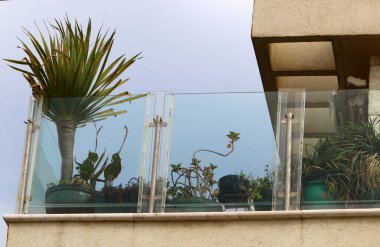 Pencere ve balkon - İsrail 'de modern inşaatın mimari bir ayrıntısı. İsrail 'in büyük bir şehrinde şehir fotoğrafçılığı 