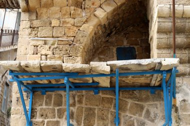 Pencere ve balkon - İsrail 'de modern inşaatın mimari bir ayrıntısı. İsrail 'in büyük bir şehrinde şehir fotoğrafçılığı 