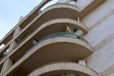 Pencere ve balkon - İsrail 'de modern inşaatın mimari bir ayrıntısı. İsrail 'in büyük bir şehrinde şehir fotoğrafçılığı 
