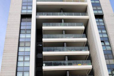 Pencere ve balkon - İsrail 'de modern inşaatın mimari bir ayrıntısı. İsrail 'in büyük bir şehrinde şehir fotoğrafçılığı 