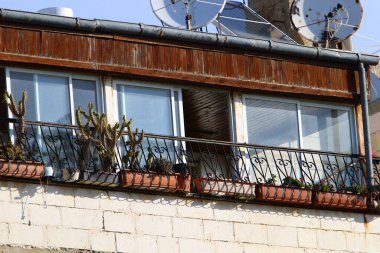 Pencere ve balkon - İsrail 'de modern inşaatın mimari bir ayrıntısı. İsrail 'in büyük bir şehrinde şehir fotoğrafçılığı 