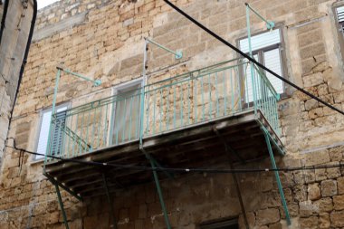 Pencere ve balkon - İsrail 'de modern inşaatın mimari bir ayrıntısı. İsrail 'in büyük bir şehrinde şehir fotoğrafçılığı 