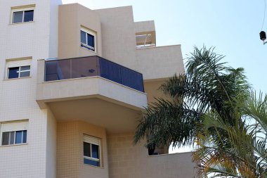 Pencere ve balkon - İsrail 'de modern inşaatın mimari bir ayrıntısı. İsrail 'in büyük bir şehrinde şehir fotoğrafçılığı 