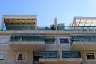 Pencere ve balkon - İsrail 'de modern inşaatın mimari bir ayrıntısı. İsrail 'in büyük bir şehrinde şehir fotoğrafçılığı 