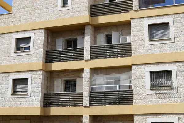 Fönster Och Balkong Arkitektonisk Detalj Modern Konstruktion Israel Stadsfotografi Storstad — Stockfoto