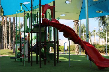 İsrail 'in kuzeyindeki bir şehir parkındaki oyun parkında spor malzemeleri ve oyunlar 