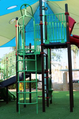 İsrail 'in kuzeyindeki bir şehir parkındaki oyun parkında spor malzemeleri ve oyunlar 