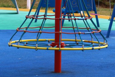 İsrail 'in kuzeyindeki bir şehir parkındaki oyun parkında spor malzemeleri ve oyunlar 