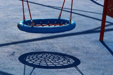 İsrail 'in kuzeyindeki bir şehir parkındaki oyun parkında spor malzemeleri ve oyunlar 