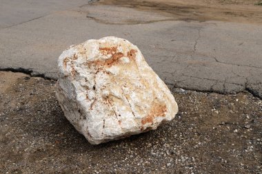 İsrail 'in kuzeyinde Akdeniz kıyısındaki bir şehir parkında taşlar var. 