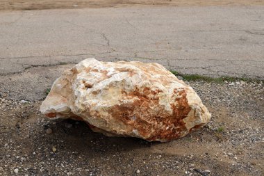 İsrail 'in kuzeyinde Akdeniz kıyısındaki bir şehir parkında taşlar var. 