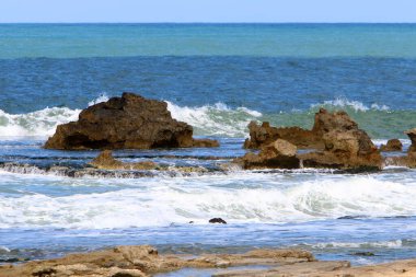 İsrail 'in kuzeyinde Akdeniz kıyısındaki bir şehir parkında taşlar var. 