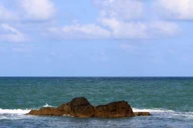 İsrail 'in kuzeyindeki Akdeniz kıyısında. Fotoğraflar karantinadan önce çekildi 