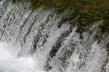 Nehir kuzey İsrail 'de akar, Akdeniz' e akar. 