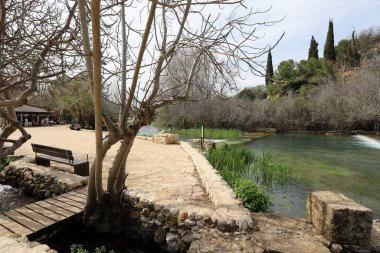 Nehir kuzey İsrail 'de akar, Akdeniz' e akar. 