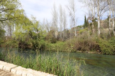 Nehir kuzey İsrail 'de akar, Akdeniz' e akar. 