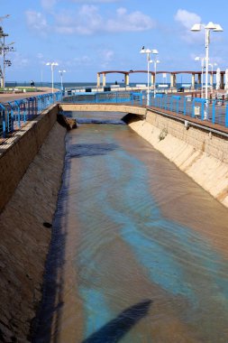 Nehir kuzey İsrail 'de akar, Akdeniz' e akar. 