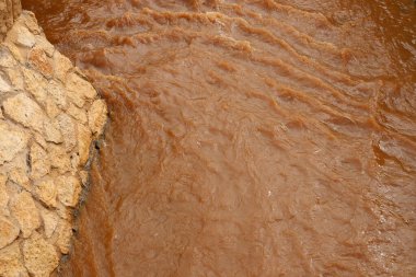 Nehir kuzey İsrail 'de akar, Akdeniz' e akar. 