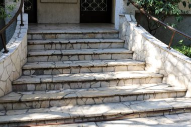 Kuzey İsrail 'de Akdeniz kıyısındaki bir şehir parkında merdiven. 