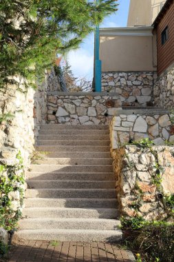 Kuzey İsrail 'de Akdeniz kıyısındaki bir şehir parkında merdiven. 