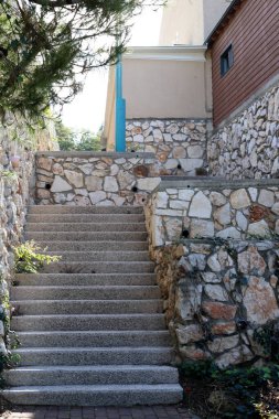 Kuzey İsrail 'de Akdeniz kıyısındaki bir şehir parkında merdiven. 