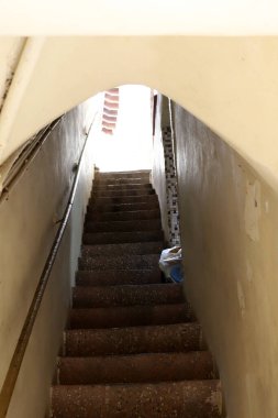 Kuzey İsrail 'de Akdeniz kıyısındaki bir şehir parkında merdiven. 