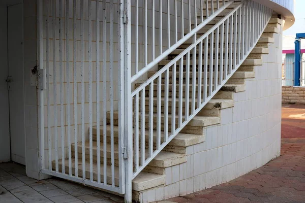 以色列北部地中海沿岸的一个城市公园的楼梯 — 图库照片
