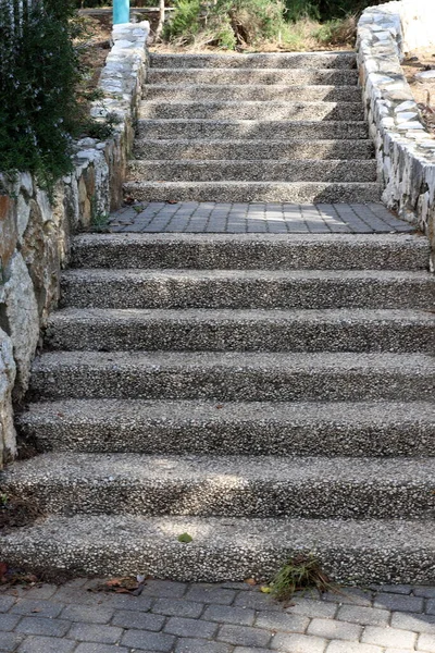 以色列北部地中海沿岸的一个城市公园的楼梯 — 图库照片