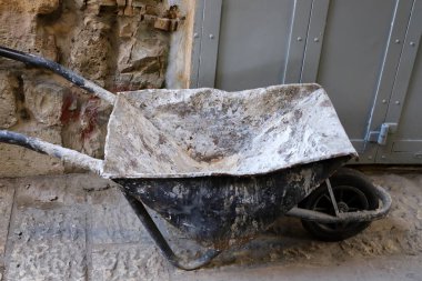 Kudüs 'te bir sokakta mal ve eşya taşımak için tramvaya bindi. 